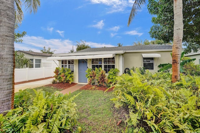 1008 SE 3rd St, Boynton Beach, FL 33435 - ranch-style house with stucco siding, fence, and a shingled roof