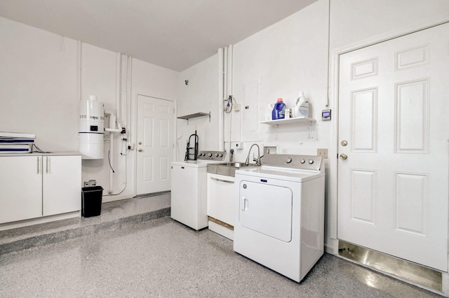 laundry room featuring cabinet space and washer and clothes dryer