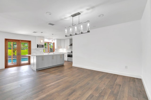 4770 Fox Hunt Trl, Boca Raton, FL 33487 - kitchen featuring stainless steel appliances, light countertops, white cabinets, and baseboards