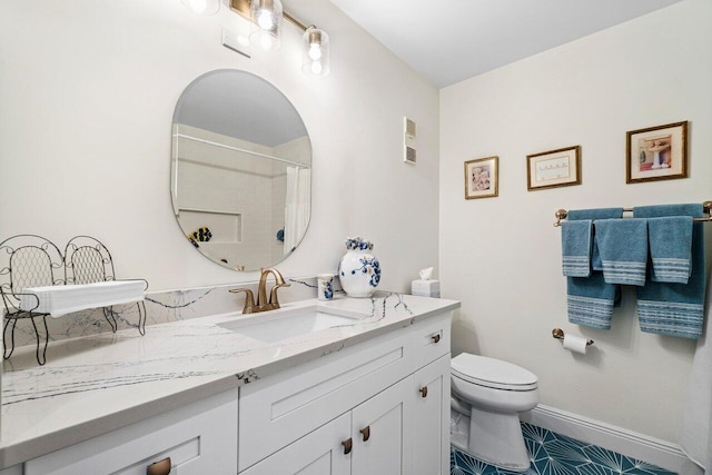bathroom featuring toilet, baseboards, a shower with curtain, and vanity