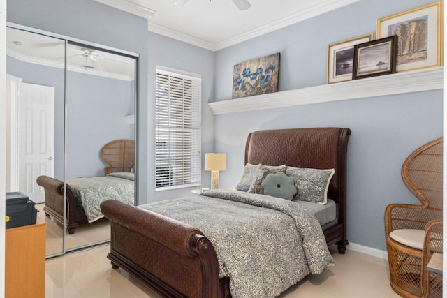bedroom featuring crown molding, baseboards, a ceiling fan, and a closet