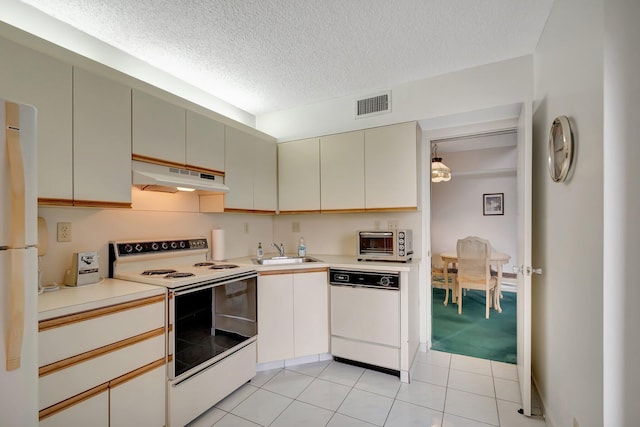 5910 Morningstar Cir Unit 401, Delray Beach, FL 33484 - kitchen featuring under cabinet range hood, visible vents, a sink, white appliances, and a textured ceiling