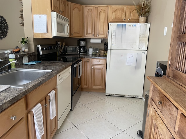 kitchen featuring a sink, visible vents, a peninsula, dark countertops, and electric range