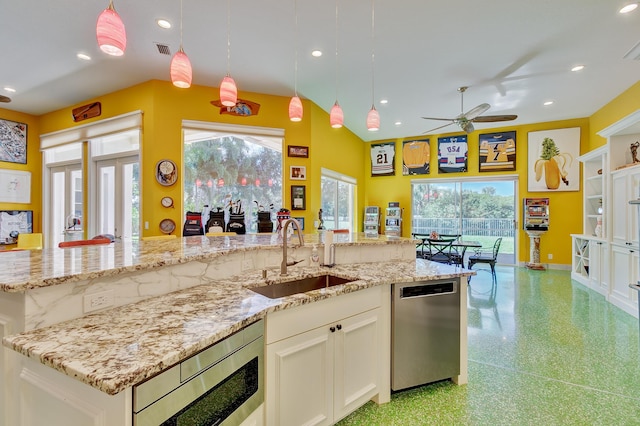 kitchen featuring stainless steel appliances, a sink, plenty of natural light, visible vents, and a ceiling fan