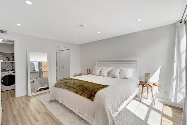 bedroom featuring light wood-style flooring, visible vents, recessed lighting, and washer / dryer