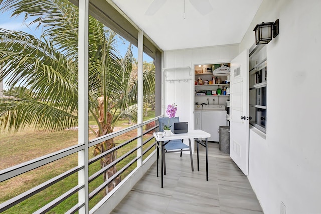sunroom featuring a ceiling fan and independent washer and dryer