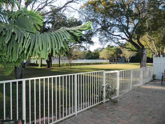 view of property's community featuring a yard