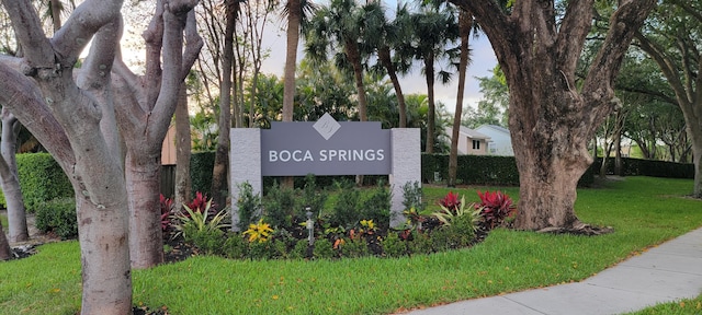 community sign with a yard