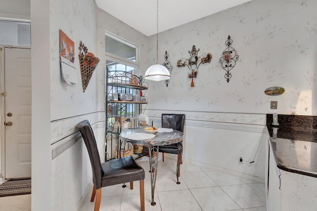 7829 Mansfield Hollow Rd, Delray Beach, FL 33446 - dining space featuring wallpapered walls and a wainscoted wall