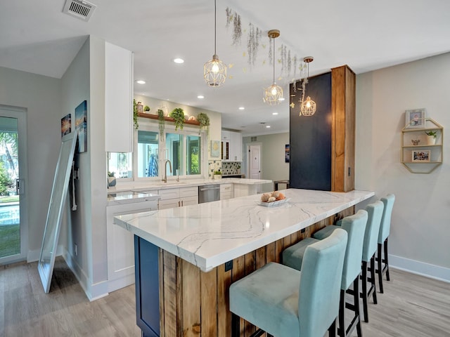 3821 NE 29th Ave, Lighthouse Point, FL 33064 - kitchen featuring dishwasher, a sink, a peninsula, light wood-style flooring, and baseboards