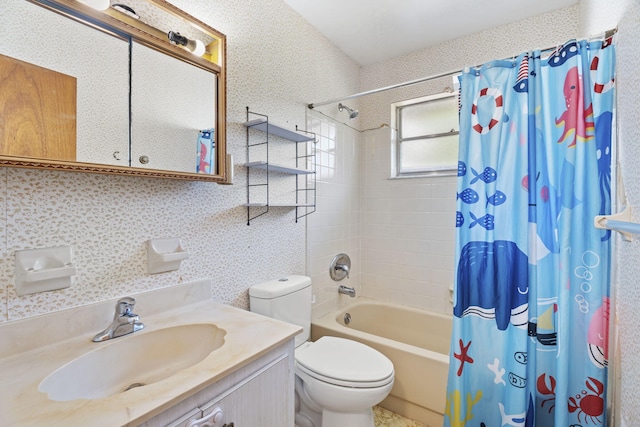 1728 SE Harrison St, Stuart, FL 34997 - full bath featuring vanity, shower / tub combo with curtain, toilet, and wallpapered walls