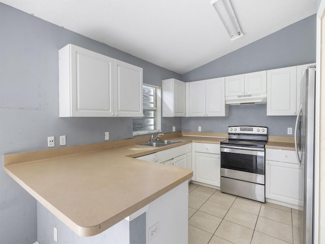7745 99th Ct, Vero Beach, FL 32967 - kitchen with under cabinet range hood, appliances with stainless steel finishes, vaulted ceiling, a sink, and a peninsula