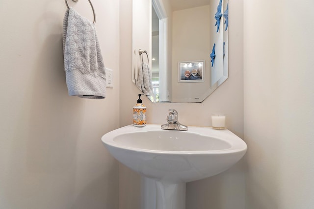 bathroom featuring a sink