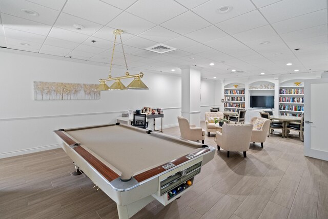 playroom featuring baseboards, wood finished floors, visible vents, and recessed lighting