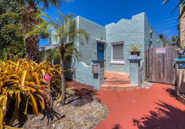524 S K St, Lake Worth Beach, FL 33460 - view of front of home with a gate, fence, and stucco siding