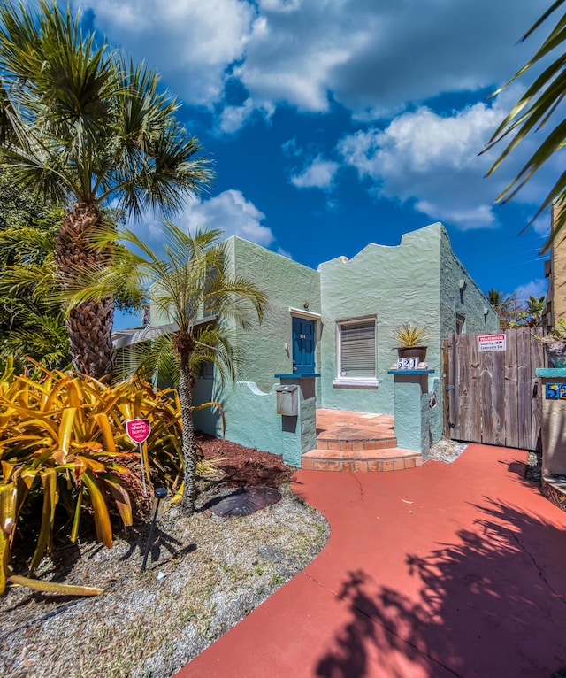 524 S K St, Lake Worth Beach, FL 33460 - view of front of home featuring fence and stucco siding