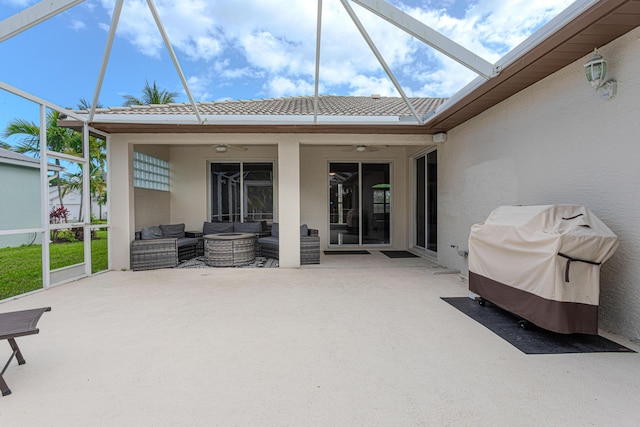 541 NW Pine Sap Pl, Jensen Beach, FL 34957 - sunroom featuring an outdoor living space and ceiling fan