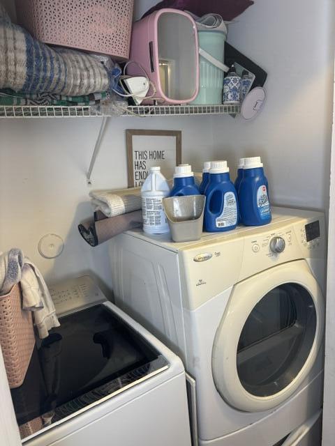 6207 Adriatic Way, West Palm Beach, FL 33413 - washroom featuring washer and clothes dryer