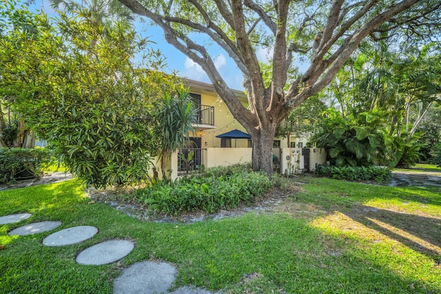 1330 NW 13th St Unit 6, Boca Raton, FL 33486 - view of front facade with a front lawn and stucco siding