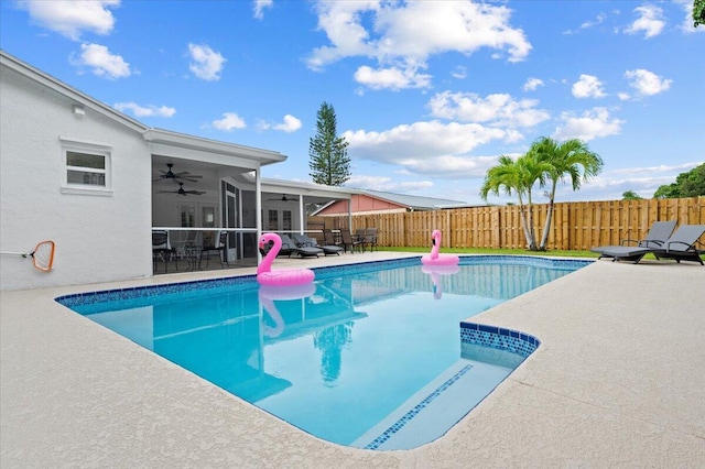 509 Oak Ter, Jupiter, FL 33458 - view of pool with a patio area, a fenced backyard, a ceiling fan, and a fenced in pool