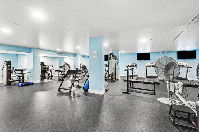 exercise room featuring baseboards