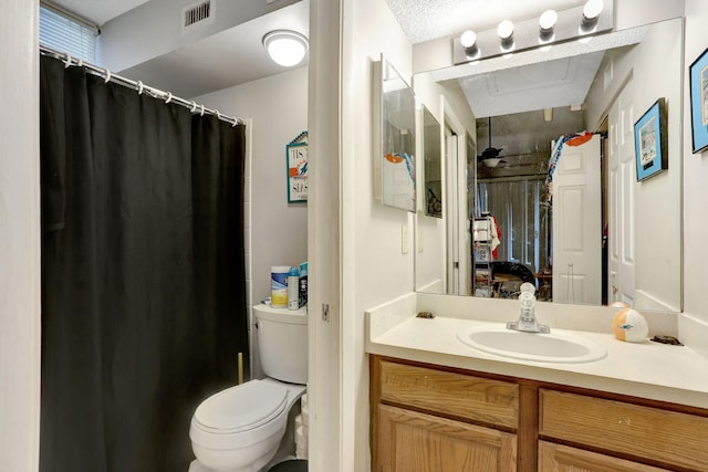 full bathroom featuring visible vents, curtained shower, toilet, and vanity
