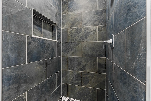 details featuring tiled shower