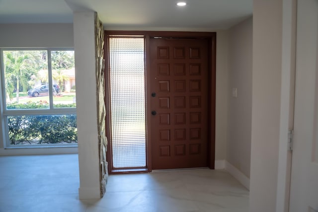 foyer entrance featuring baseboards