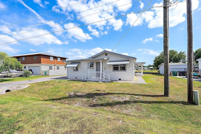 3014 SE 25th St, Okeechobee, FL 34974 - bungalow featuring driveway, crawl space, and a front yard