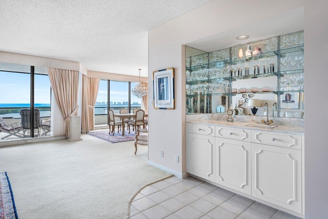 100 Lakeshore Dr Unit 1557, North Palm Beach, FL 33408 - bar with a sink, a notable chandelier, bar area, light carpet, and a textured ceiling