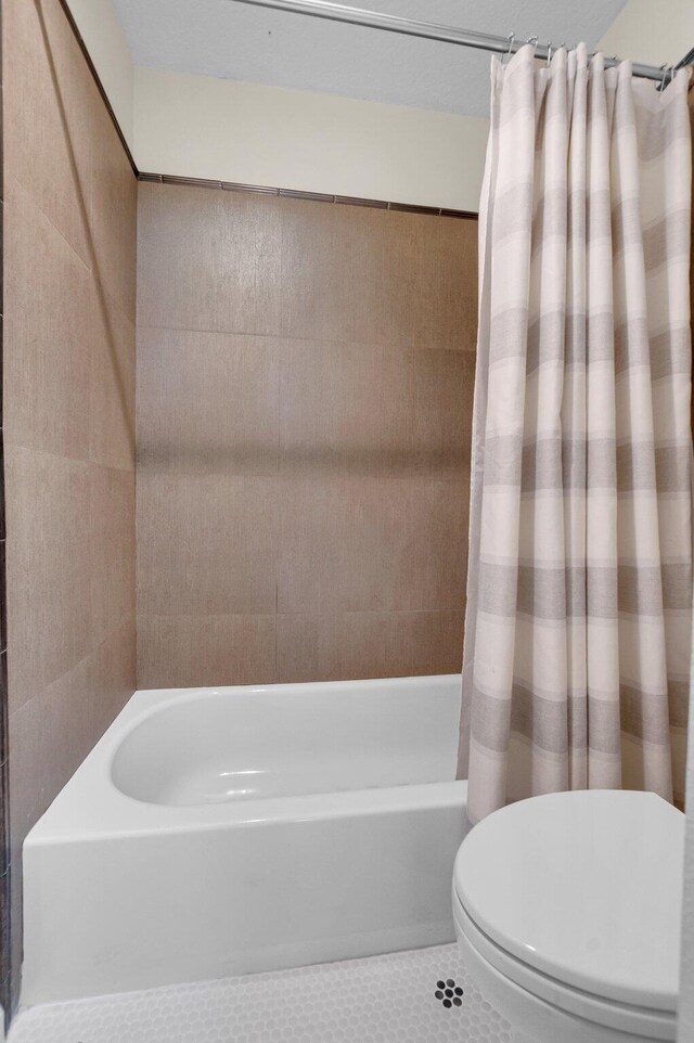 620 NE 15th Pl, Boynton Beach, FL 33435 - full bath with tile patterned floors, shower / bath combo, and toilet