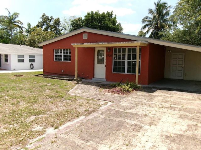 view of front facade with driveway and an attached carport