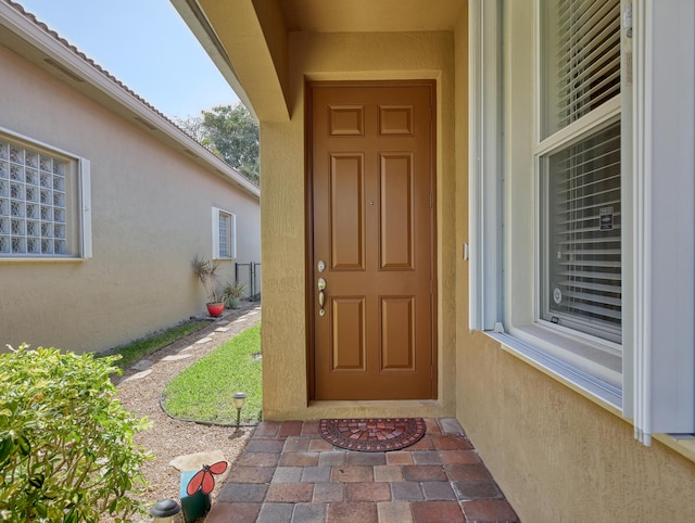 view of exterior entry featuring stucco siding