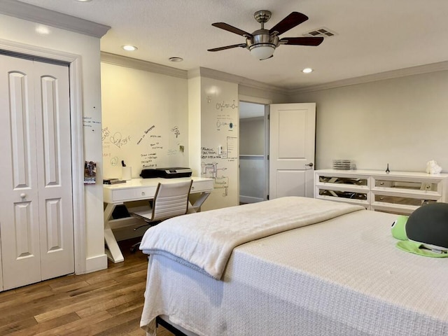 bedroom with wood finished floors, crown molding, recessed lighting, an office area, and ceiling fan