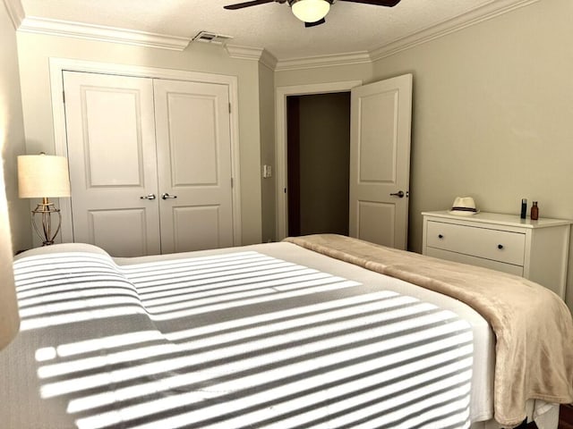 bedroom featuring a closet, ornamental molding, and a ceiling fan