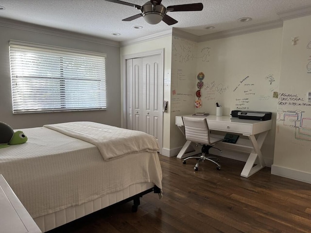 bedroom featuring crown molding, wood-type flooring, a closet, baseboards, and a ceiling fan
