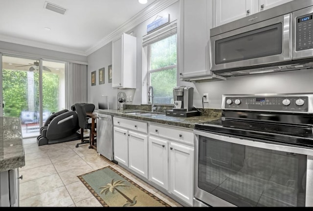 5959 SE Crooked Oak Ave, Hobe Sound, FL 33455 - kitchen featuring crown molding, a sink, stainless steel appliances, white cabinetry, and visible vents