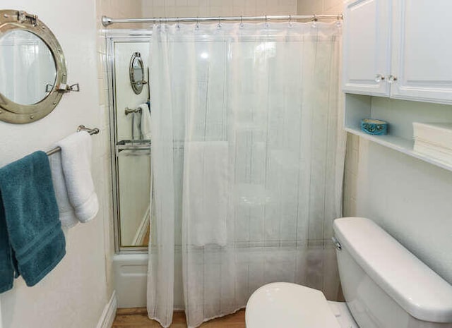 full bathroom with curtained shower and toilet