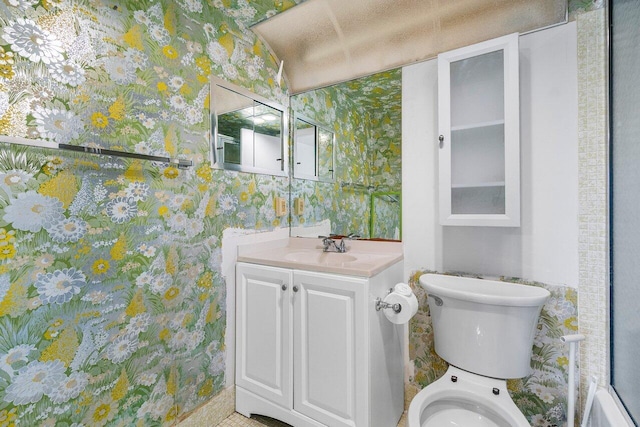3107 Newport U, Deerfield Beach, FL 33442 - full bath with toilet, vanity, and wallpapered walls