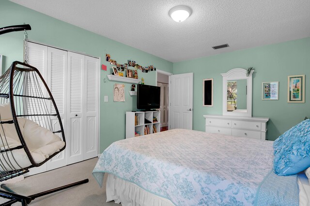 6117 Old Court Rd Unit 135, Boca Raton, FL 33433 - bedroom featuring light carpet, a textured ceiling, visible vents, and a closet