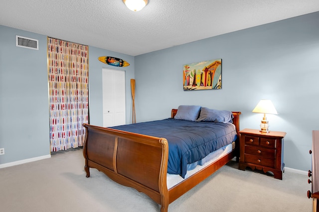 6117 Old Court Rd Unit 135, Boca Raton, FL 33433 - bedroom featuring a textured ceiling, carpet, visible vents, and a closet