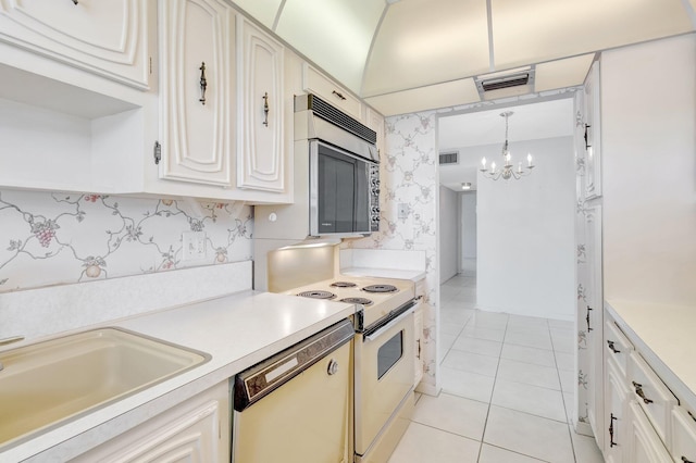 955 Circle A Dr Unit A, Delray Beach, FL 33445 - kitchen featuring white appliances, a chandelier, light countertops, a sink, and wallpapered walls