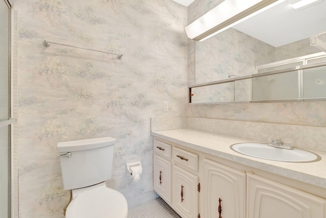 955 Circle A Dr Unit A, Delray Beach, FL 33445 - full bath with toilet, vanity, and wallpapered walls
