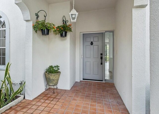 view of exterior entry featuring stucco siding