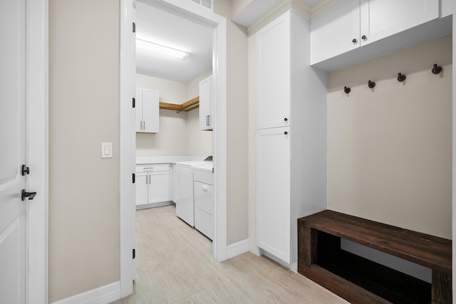 mudroom with baseboards and independent washer and dryer
