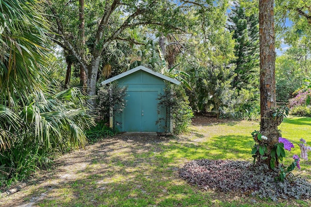 view of yard with an outdoor structure and a storage shed