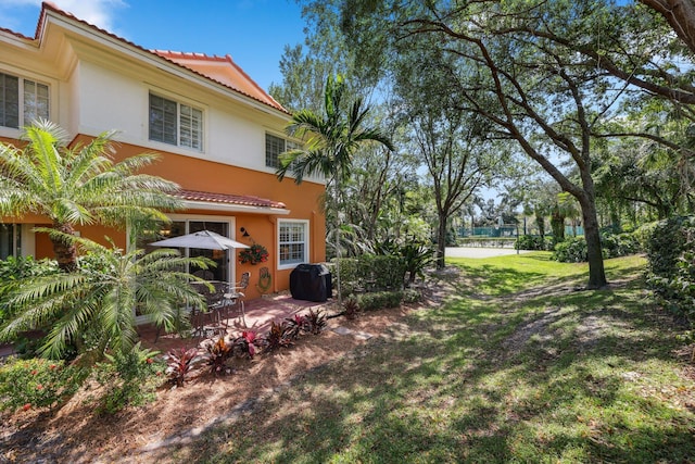 view of yard featuring a patio