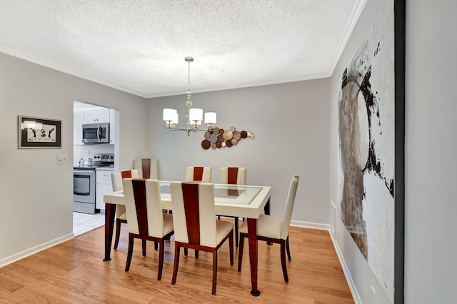 14699 Canalview C Dr Unit C, Delray Beach, FL 33484 - dining area featuring a textured ceiling, crown molding, a chandelier, light wood-style floors, and baseboards