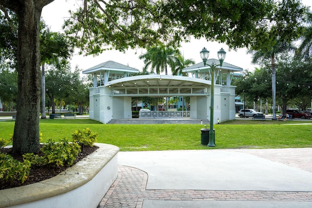 view of home's community featuring a lawn