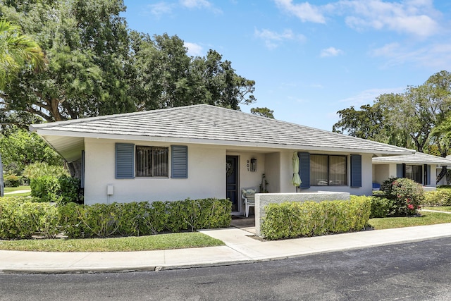 901 Club Dr, Palm Beach Gardens, FL 33418 - ranch-style house with stucco siding